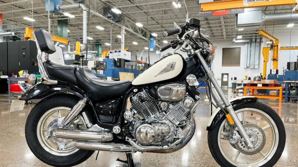 Yamaha XV 1100 VIRAGO 1996 preta com branco.