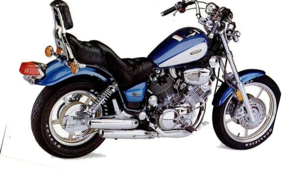 Yamaha XV 1100 VIRAGO 1998 azul no fundo branco.