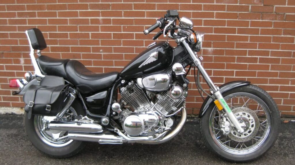Lateral da Yamaha XV 1100 VIRAGO 1999 preta.
