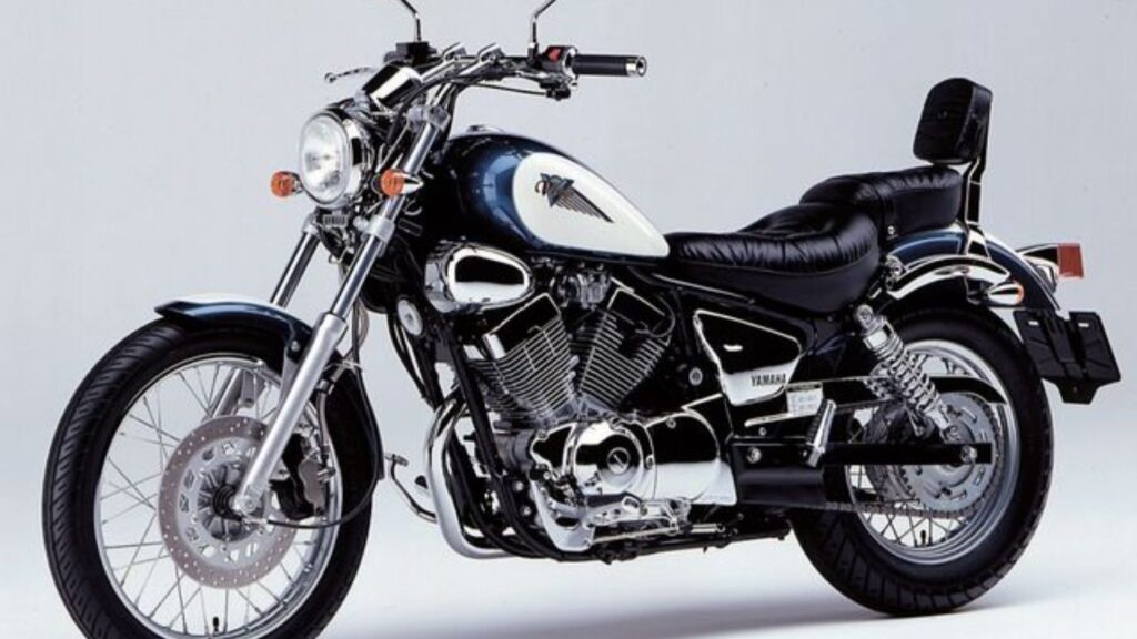 Yamaha XV 250 VIRAGO 1996 na diagonal em um fundo branco.