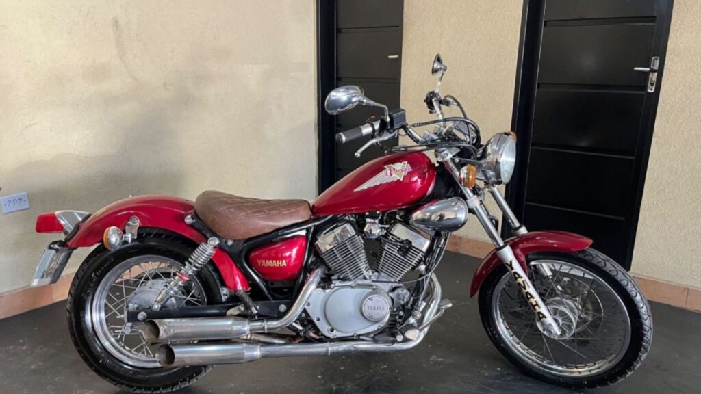 Yamaha XV 250 VIRAGO 1999 vermelha na diagonal.