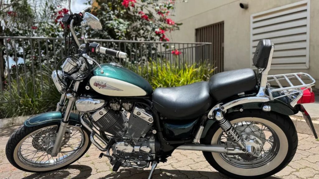 Yamaha XV 535 S VIRAGO 1997 verde parada na diagonal.