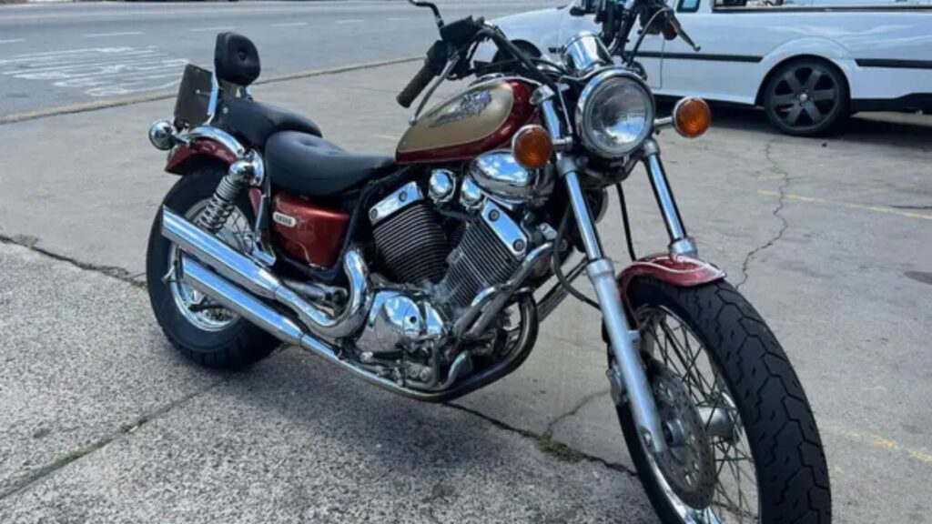 Yamaha XV 535 S VIRAGO 2001 vermelha na diagonal.