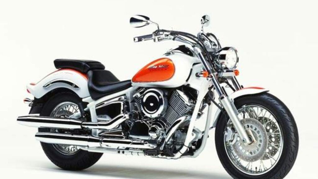 Yamaha XVS 650 DRAG STAR 2002 branca na diagonal.