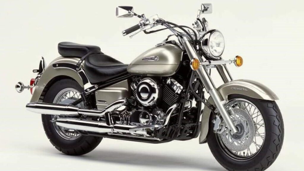 Yamaha XVS 650 DRAG STAR 2006 na diagonal.