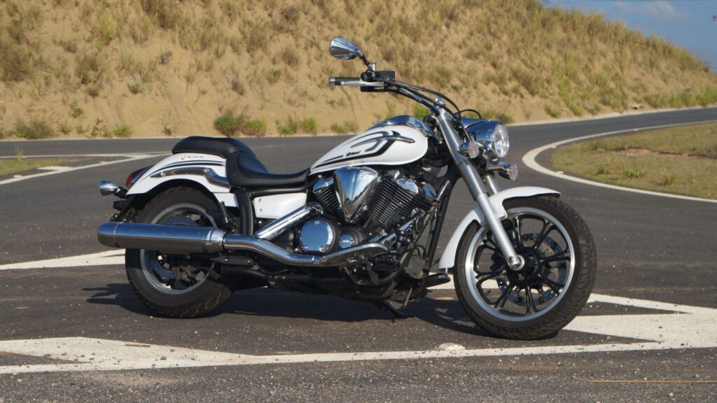 Yamaha XVS 950 MIDNIGHT STAR 2015 branca na diagonal.