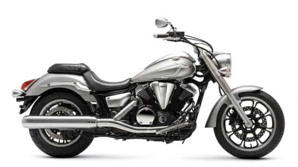 Yamaha XVS 950 MIDNIGHT STAR 2016 prata no fundo branco.