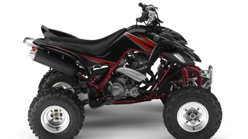 Yamaha YFM 2005 na diagonal no fundo branco.