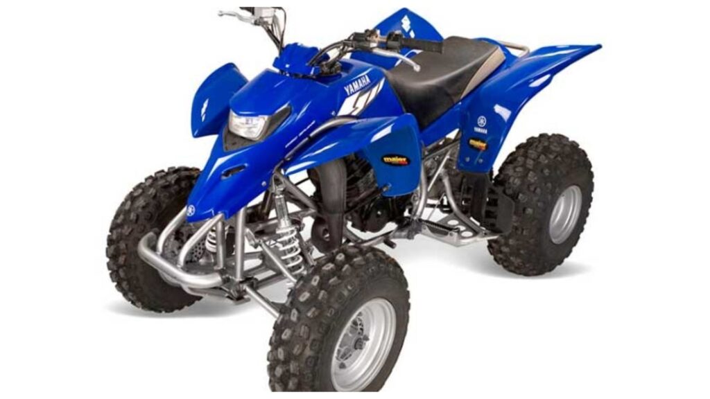 Yamaha YFS 2003 azul na diagonal em um fundo branco.