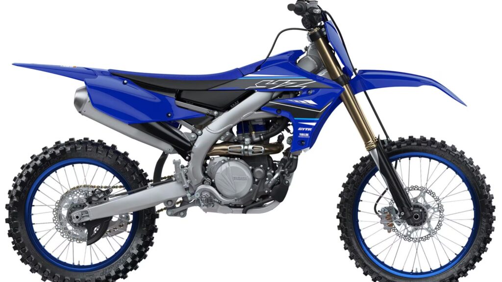 Yamaha YFZ 2021 azul no fundo branco.