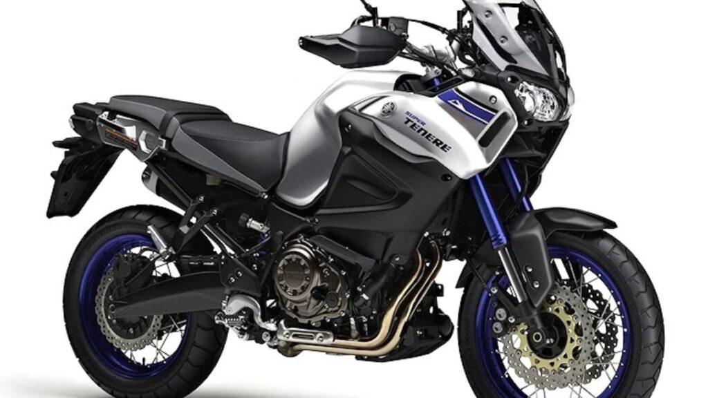 Yamaha XT 1200 2016 na diagonal em um fundo branco.