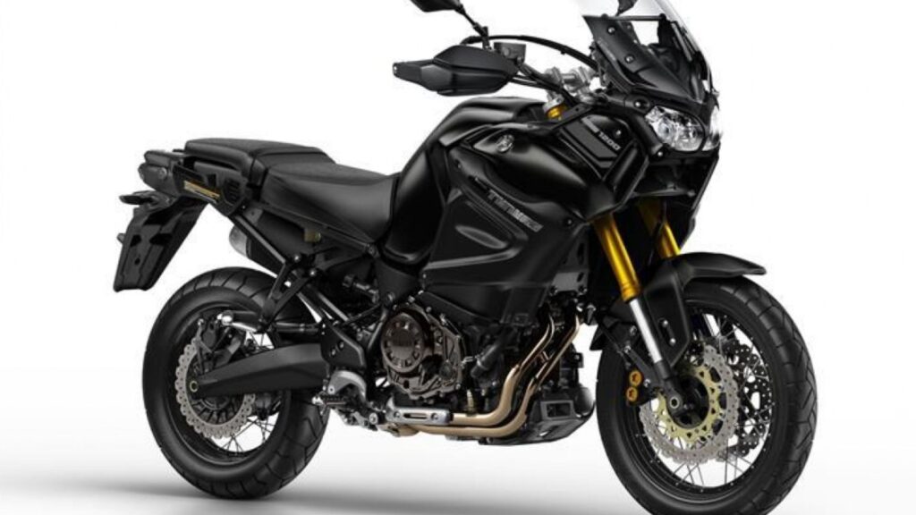 Yamaha XT 1200 2019 preta na diagonal em um fundo branco.