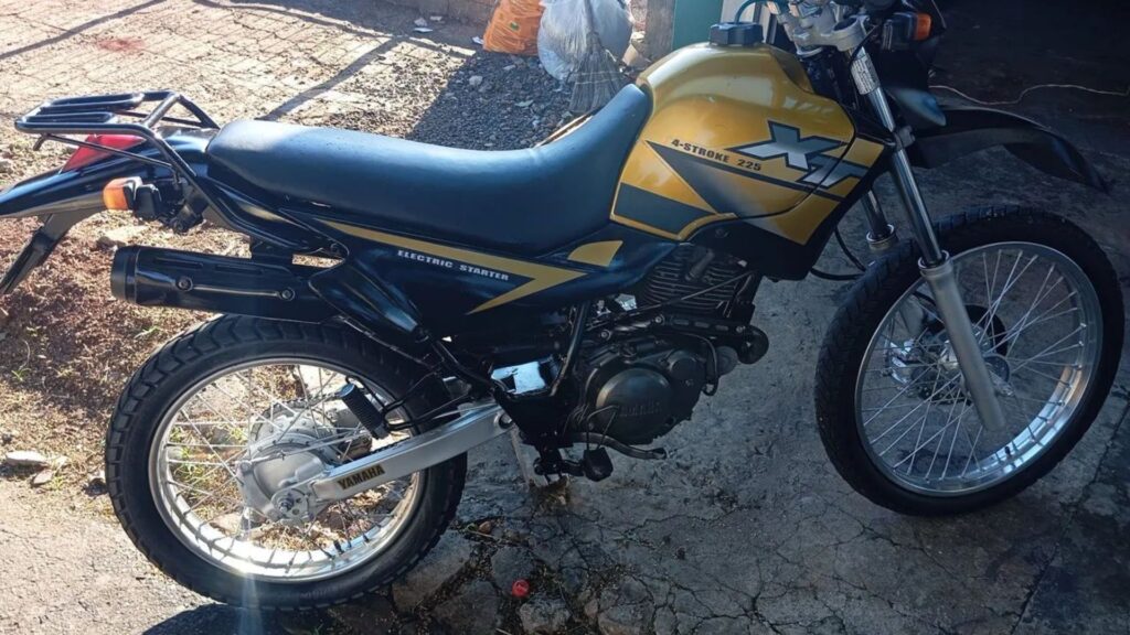 Yamaha XT 225 2004 de lado dourada.