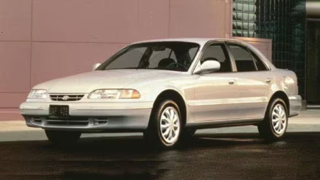 Hyundai Sonata 1996 prata parado na diagonal.