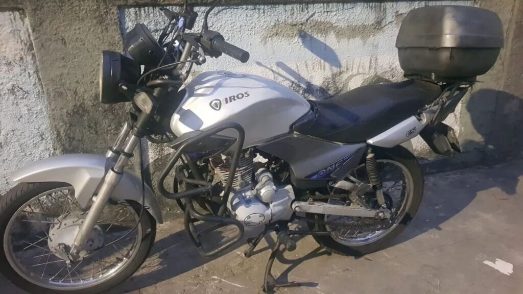 IROS ONE 125 2012 prata parada.