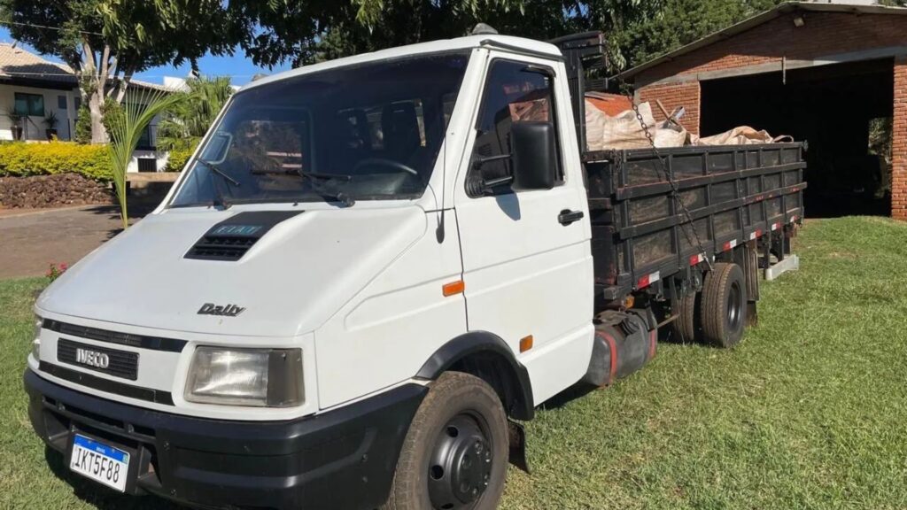 IVECO DAILY 2002 branco na diagonal.