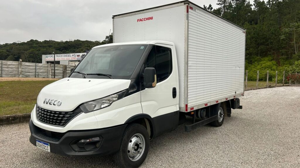IVECO DAILY 2020 branco na diagonal.
