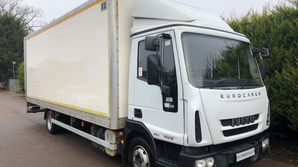 IVECO EUROCARGO 2010 branco na diagonal.