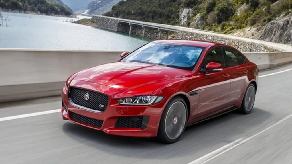 Jaguar XE 2017 vermelho na estrada.