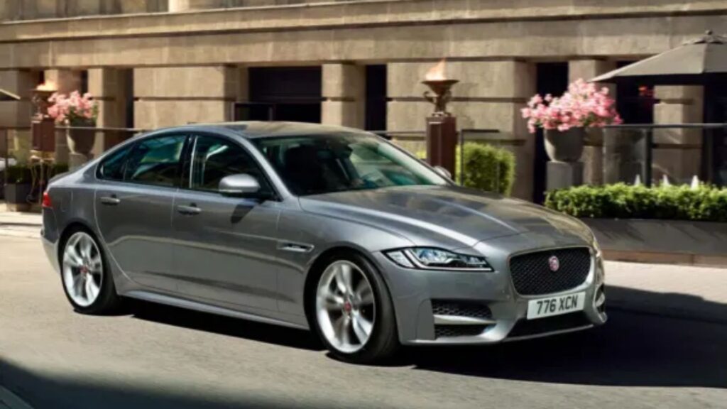 Jaguar XF 2015 cinza escuro parado.