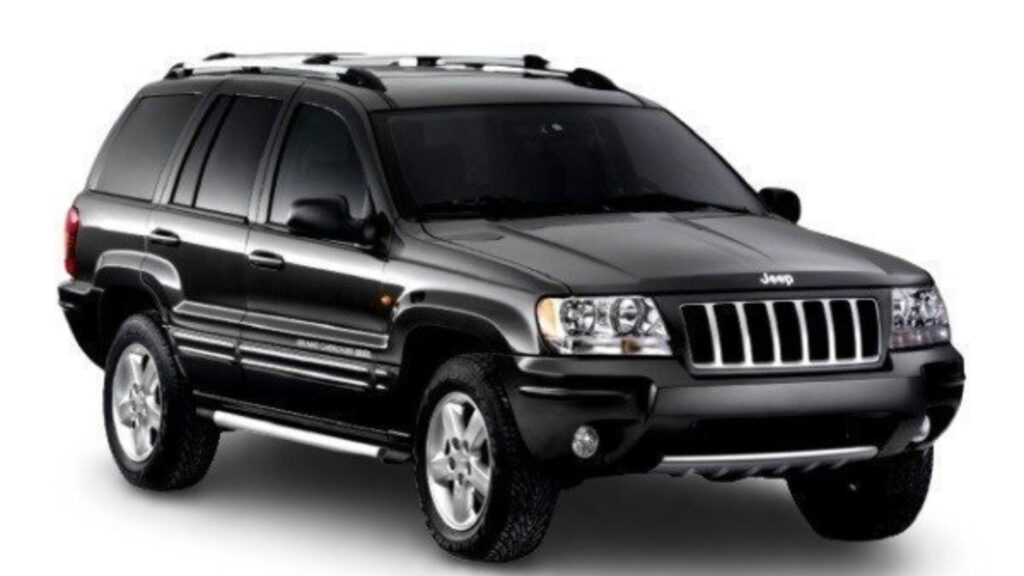 Jeep Cherokee 2004 preto na diagonal em um fundo branco.