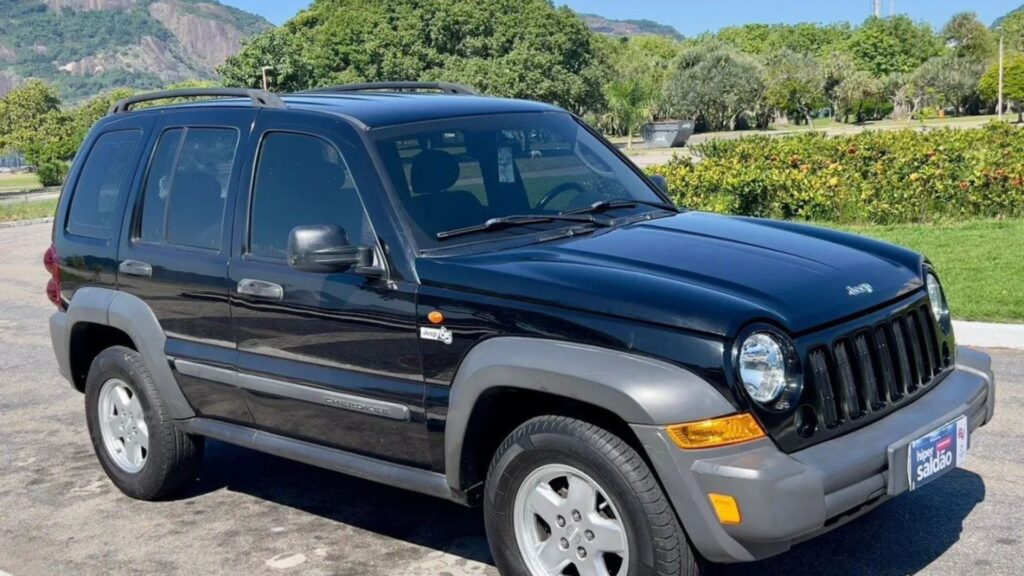 Jeep Cherokee 2006 preto na diagonal.