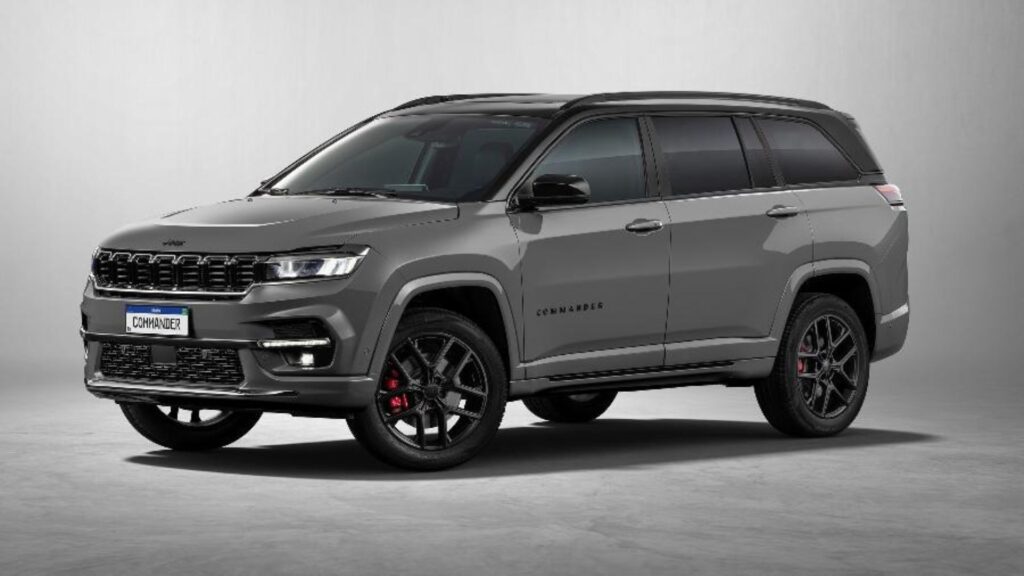 Jeep Commander Zero Km cinza na diagonal em um fundo branco.