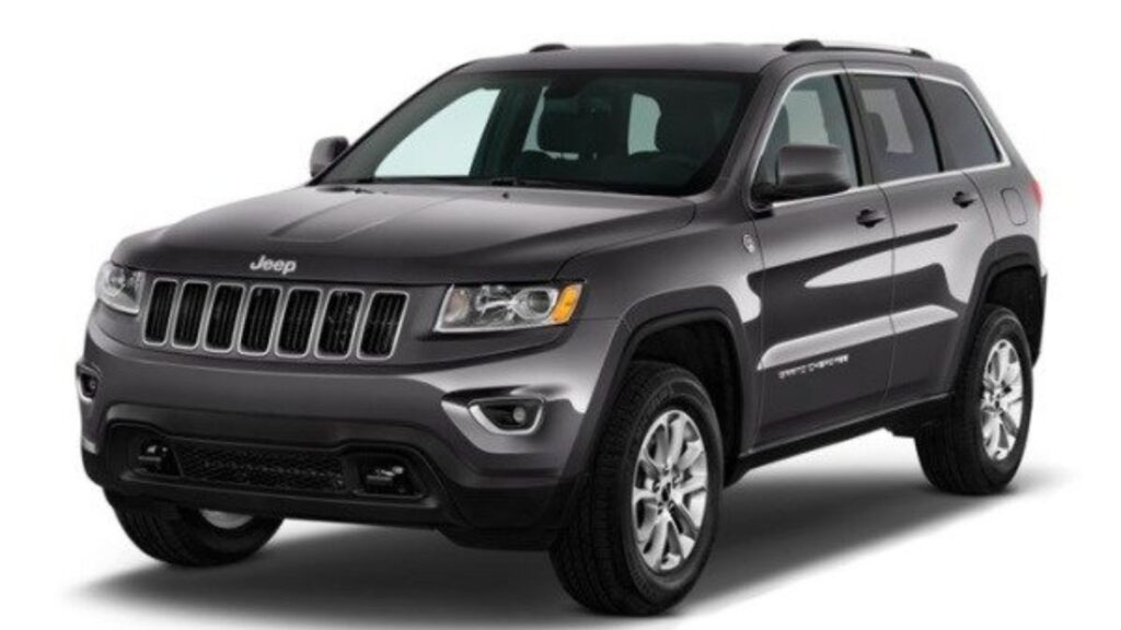 Jeep Grand Cherokee 2015 cinza escuro na diagonal em um fundo branco.