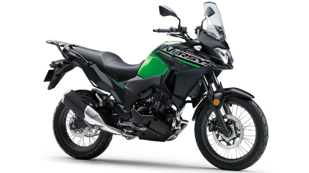 KAWASAKI Versys-X 300 Zero Km verde com preto parada na diagonal em um fundo branco