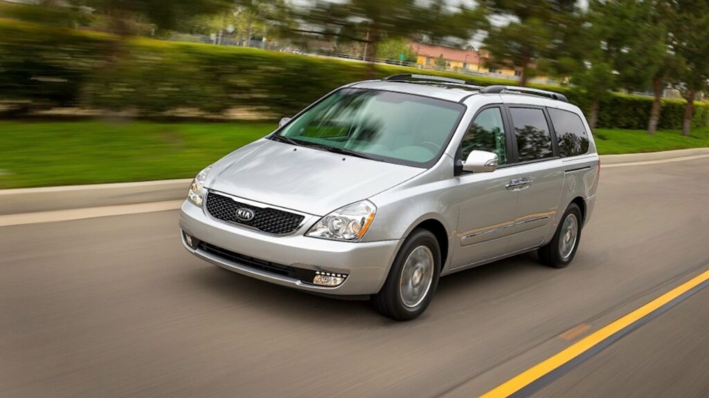 Kia Motors Carnival 2008 prata na estrada.