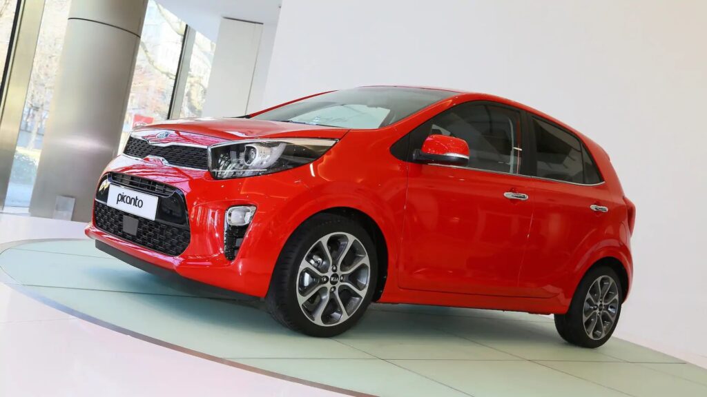 Kia Motors Picanto 2017 vermelho parado na diagonal.