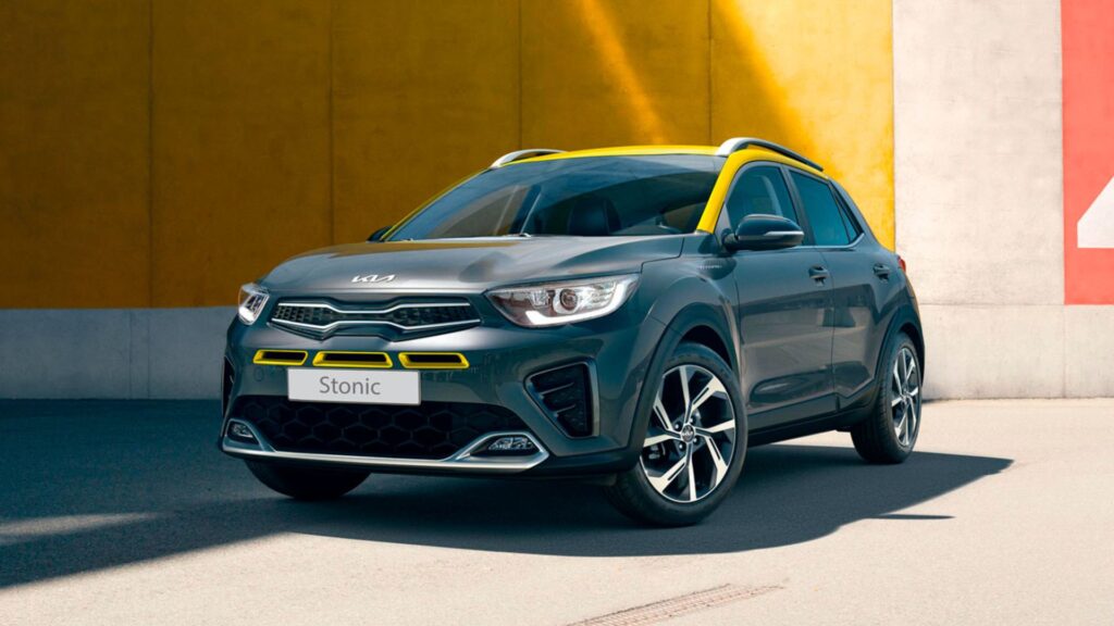 Kia Motors STONIC 2022 cinza com alguns detalhes em amarelo na diagonal.