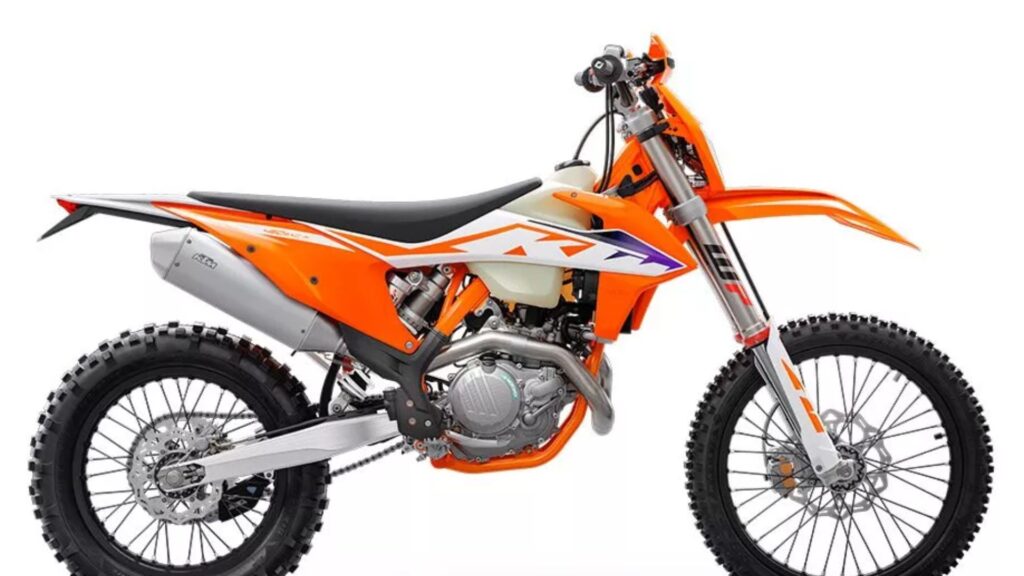 KTM EXC-F 2023 laranja parada no fundo branco.