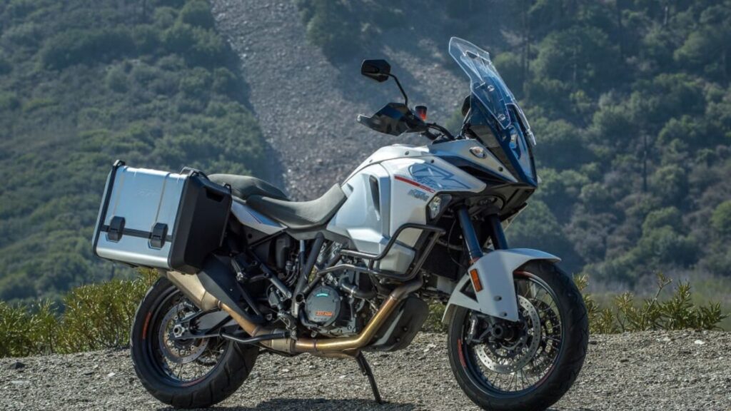 KTM SUPER ADVENTURE 1290 2016 na diagonal com uma montanha no fundo.