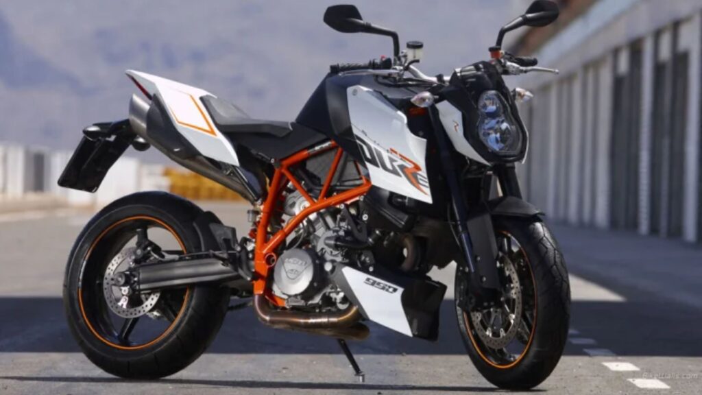 KTM SUPERDUKE 2009 branco com alguns detalhes laranja e preto.