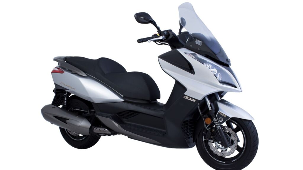 KYMCO DOWNTOWN 2022 branco parada na diagonal em um fundo branco.