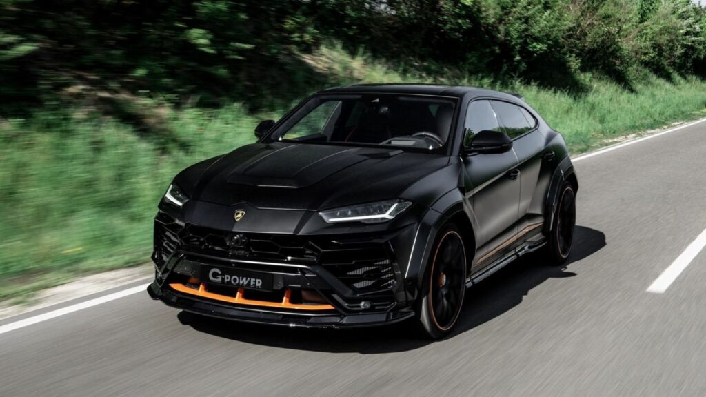 Lamborghini Urus 2022 preto em movimento na estrada.