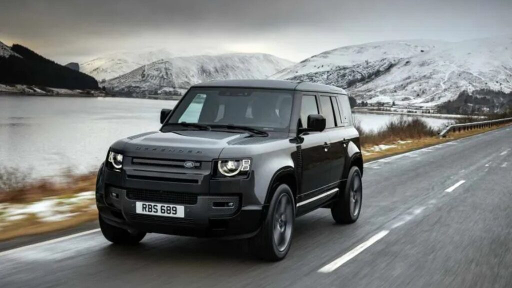Land Rover Defender 2021 preto em movimento na estrada.