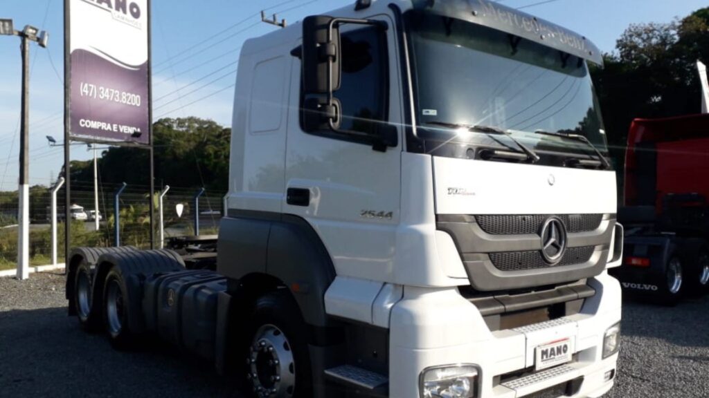 MERCEDES-BENZ Axor 2010 branco na diagonal.