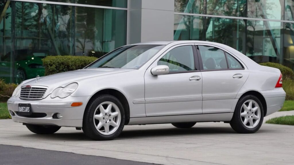 Mercedes-Benz C-320 2003 prata na diagonal.