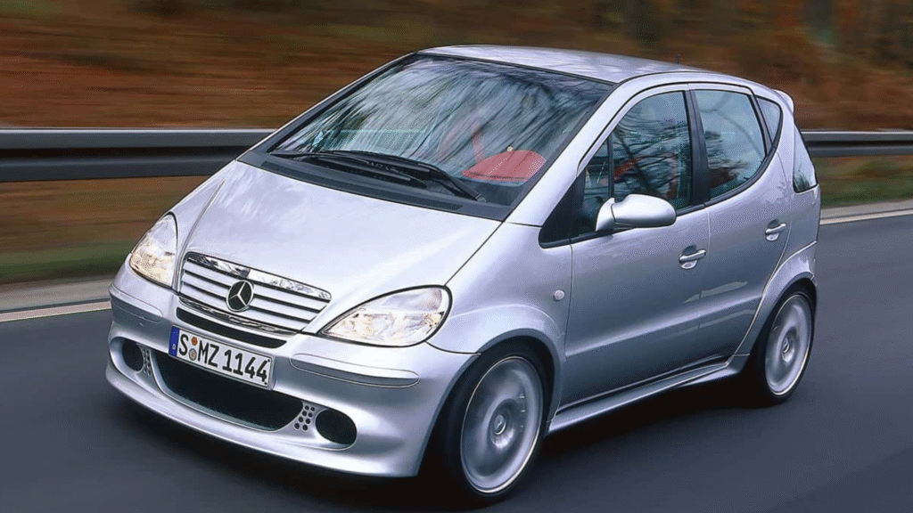 Mercedes-Benz Classe A 2002 prata em movimento na estrada.