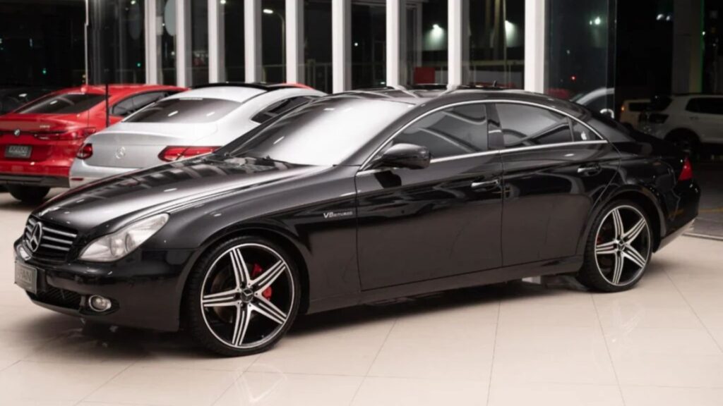 Mercedes-Benz CLS-350 2008 preta na diagonal em uma loja de carro.