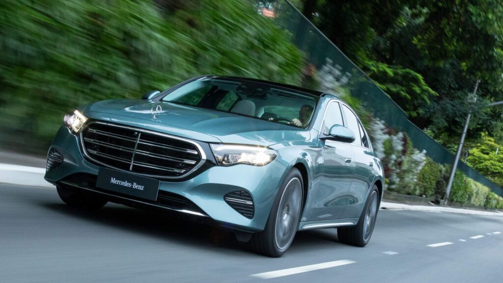 Mercedes-Benz E-300 Zero Km verde em movimento na estrada.