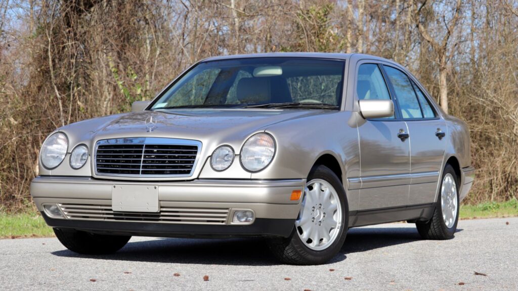 Mercedes-Benz E-320 1998 cinza na diagonal.