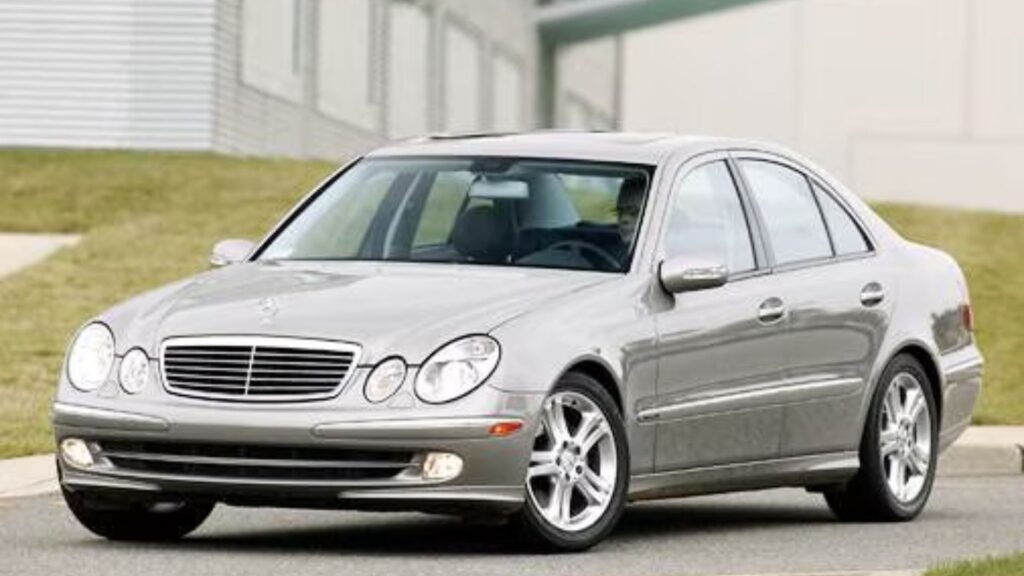 Mercedes-Benz E-500 2005 cinza na diagonal.
