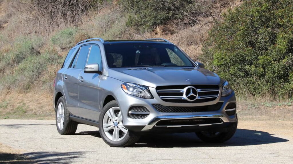 Mercedes-Benz GLE-400 2016 cinza escuro na diagonal em uma estrada de chão.