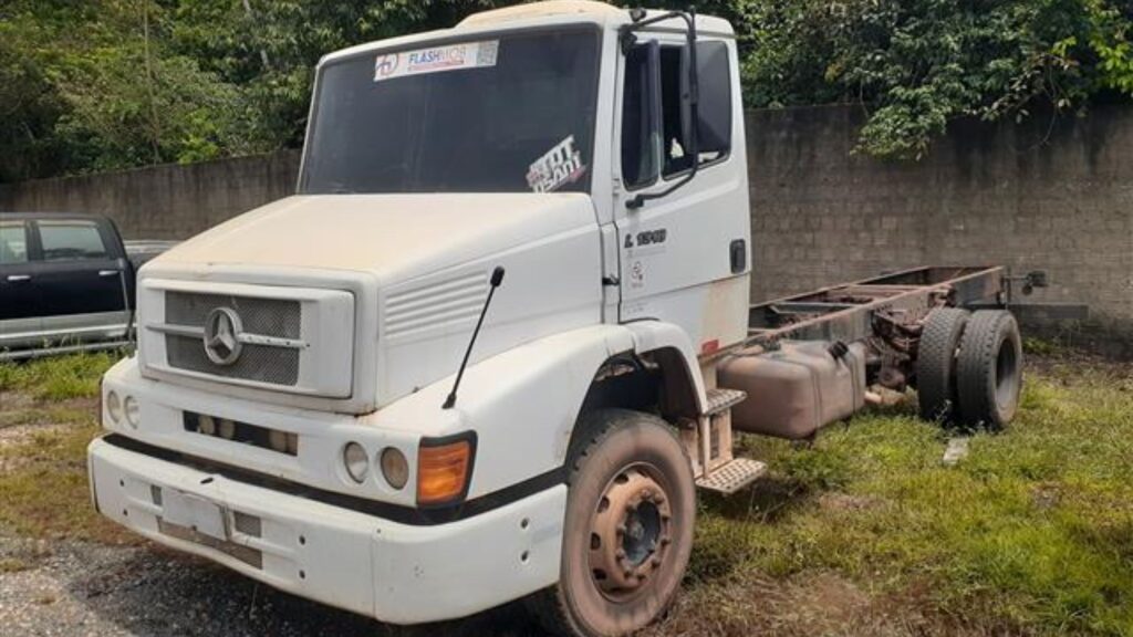 MERCEDES-BENZ L-1318 2009 branco parado na diagonal.