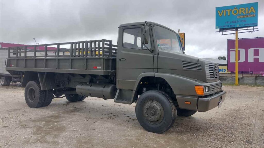 MERCEDES-BENZ L-1414 1995 verde militar na diagonal parado.