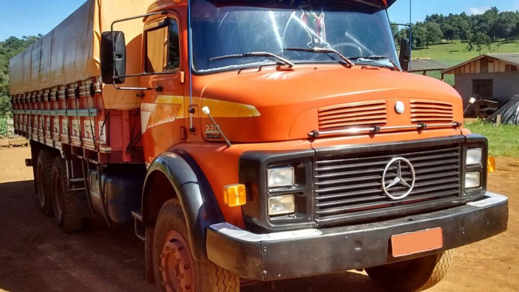MERCEDES-BENZ L-1514 1988 laranja parado.