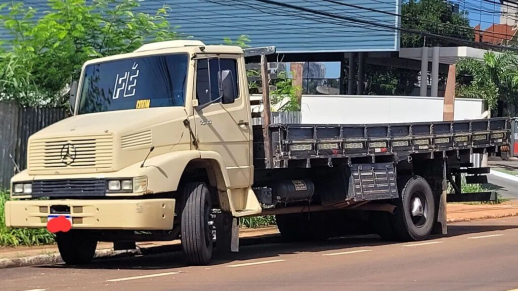 MERCEDES-BENZ L-1614 1991 bege parado na beirada da estrada.